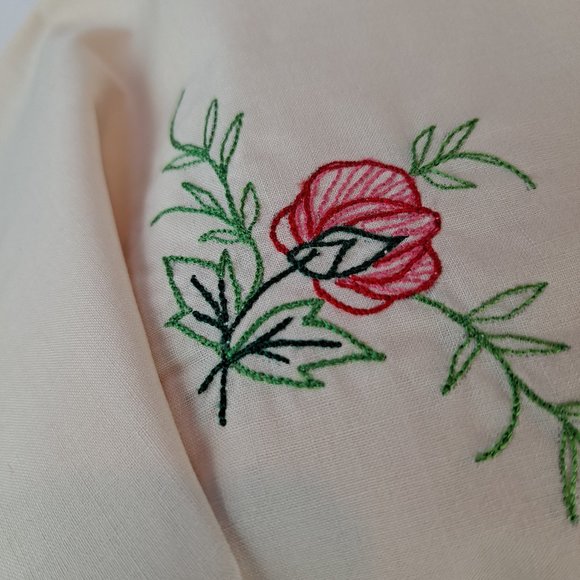 Vintage 1970s Embroidered Floral Tablecloth with 6 Embroidered Napkins Square - Picture 5 of 15